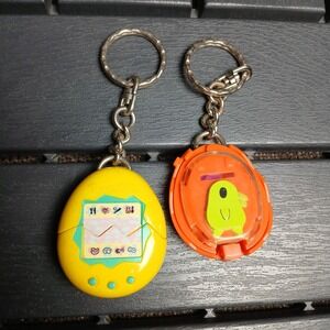 Lot of 2 Vintage 1997 McDonald's Tamagotchi Happy‎ Meal Toys Bandai Keychains ZC